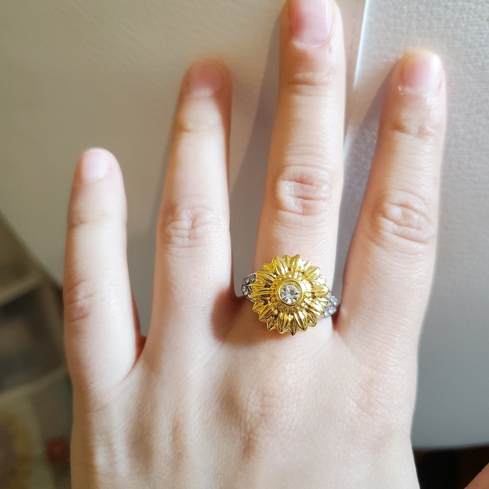 NWOT Sunflower Ring - Picture 16 of 16